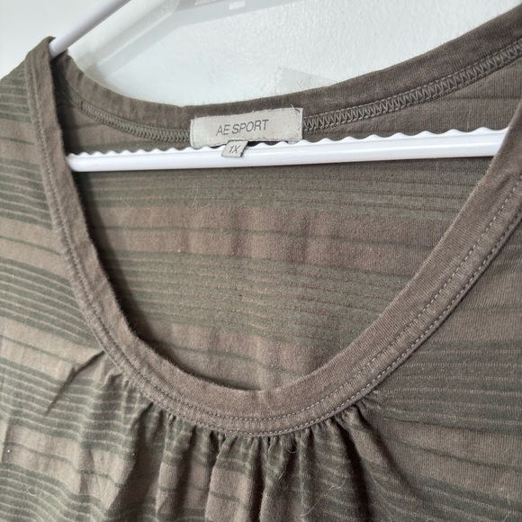 🎉4/30$🎉 AE Sport Khaki Textured Tee - Size 1X - Picture 2 of 5